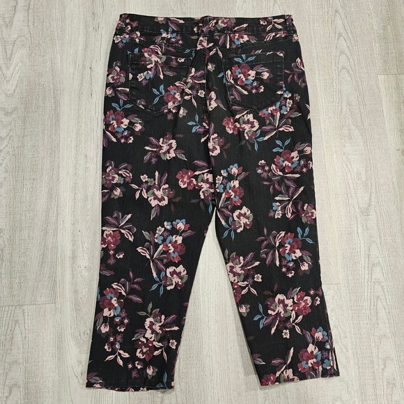 Bandolino Women's Floral Print Capri Cropped Jeans - Picture 2 of 7